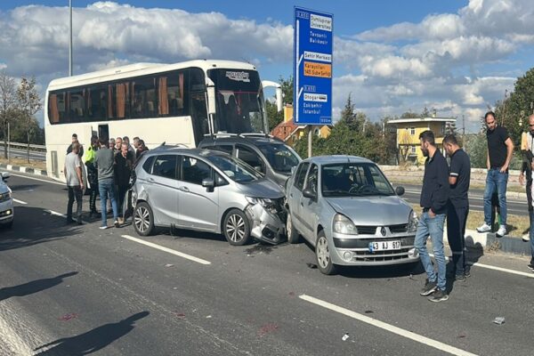 İşçi servisi, kırmızı ışıkta bekleyen araçlara çar...