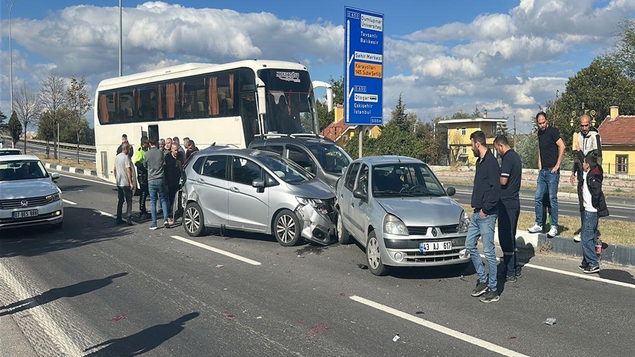 İşçi servisi, kırmızı ışıkta bekleyen araçlara çarptı: 3 yaralı