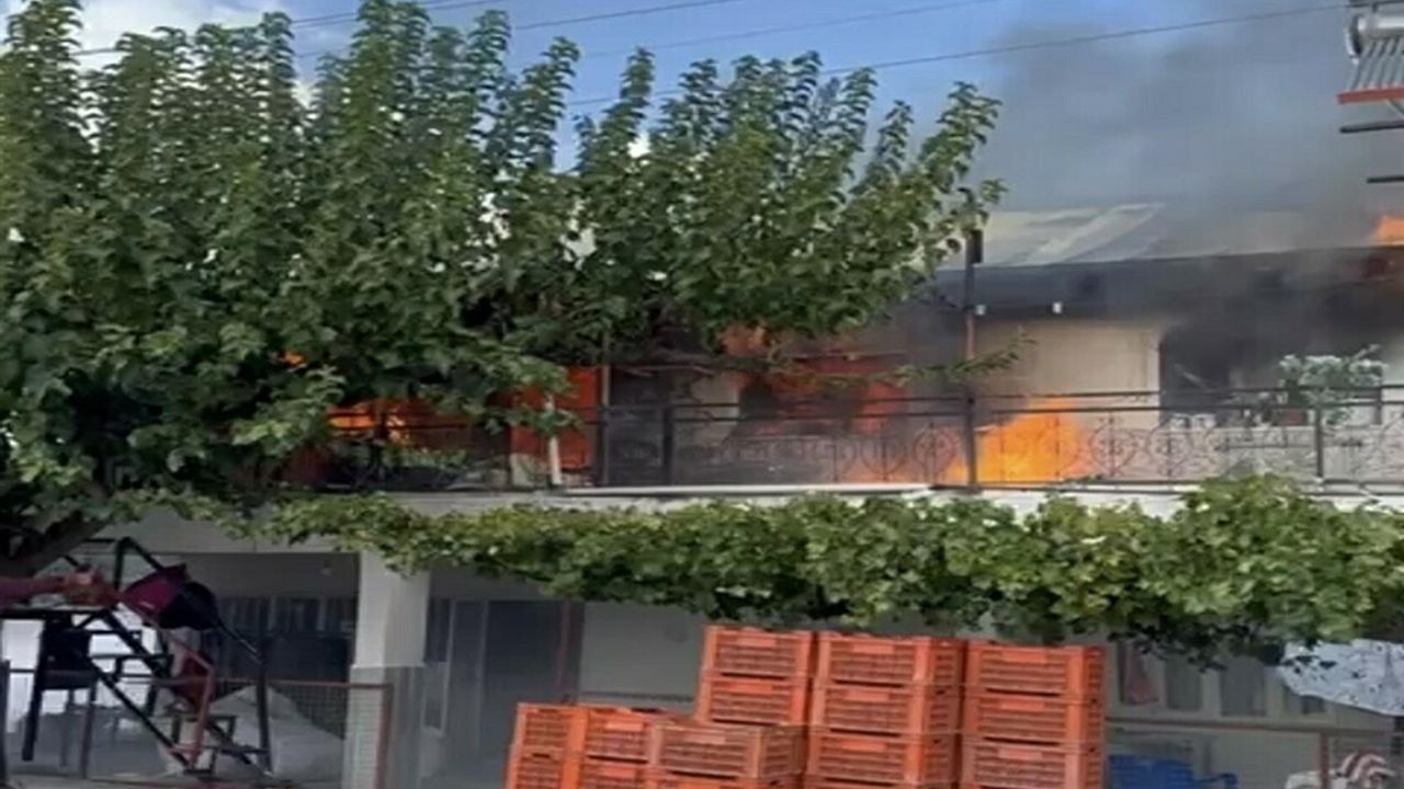 Manisa’da çıkan yangında ev kullanılamaz hale geldi