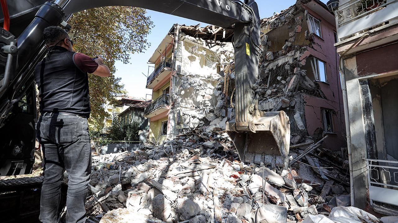 Kurum’dan ‘Sındırgı’ raporu: 127 bağımsız bölüm ağır hasarlı!